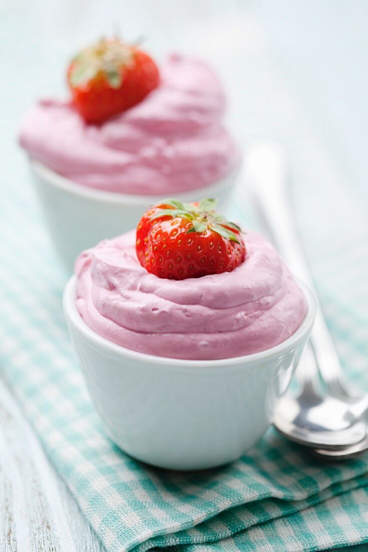 Erdbeercreme mit frischen Erdbeeren