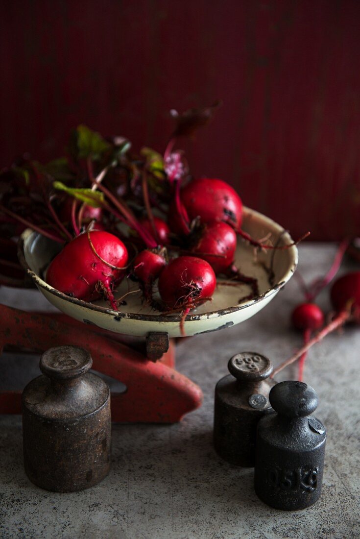 Rote Bete in antiker Waagschale