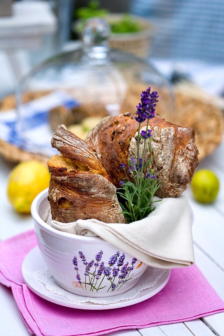 Mediterranes Chili-Baguette mit Lavendel