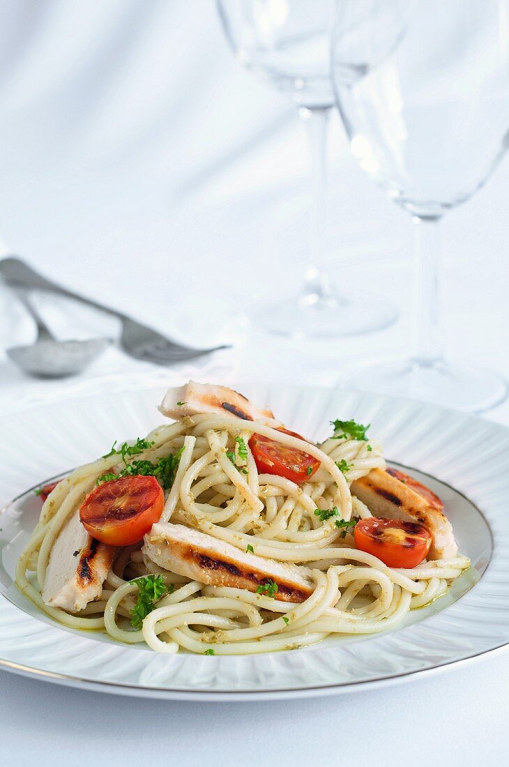 Spaghetti mit Hähnchen, Pesto und Kirschtomaten