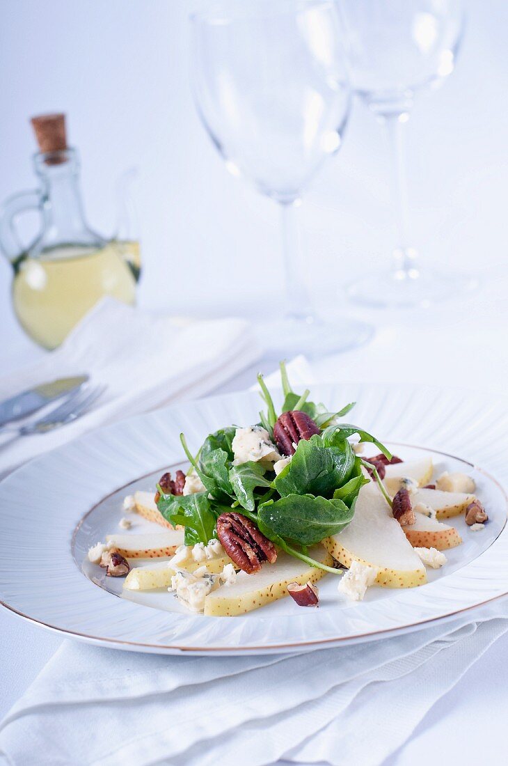 Pear salad with gorgonzola, pecan nuts and rocket