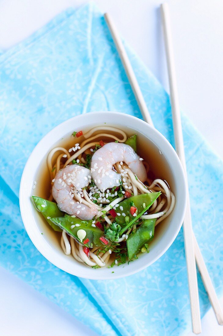 Nudelsuppe mit Riesengarnelen, Zuckerschoten und Sesam (Asien)