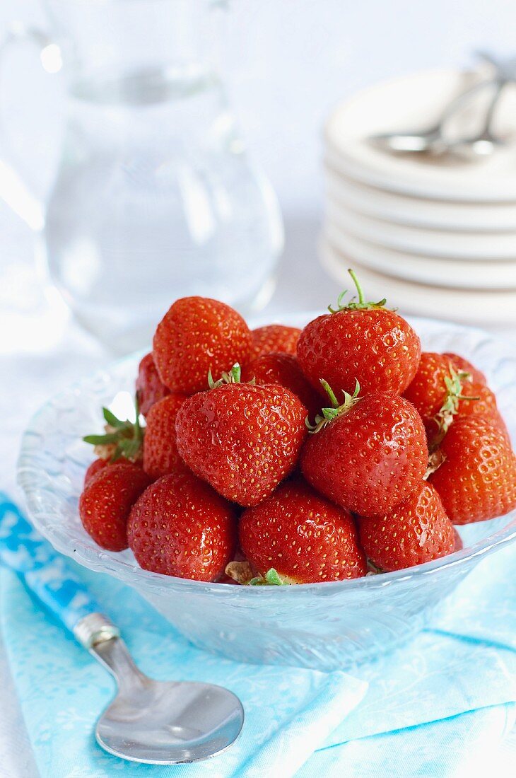 Erdbeeren in einer Glasschüssel
