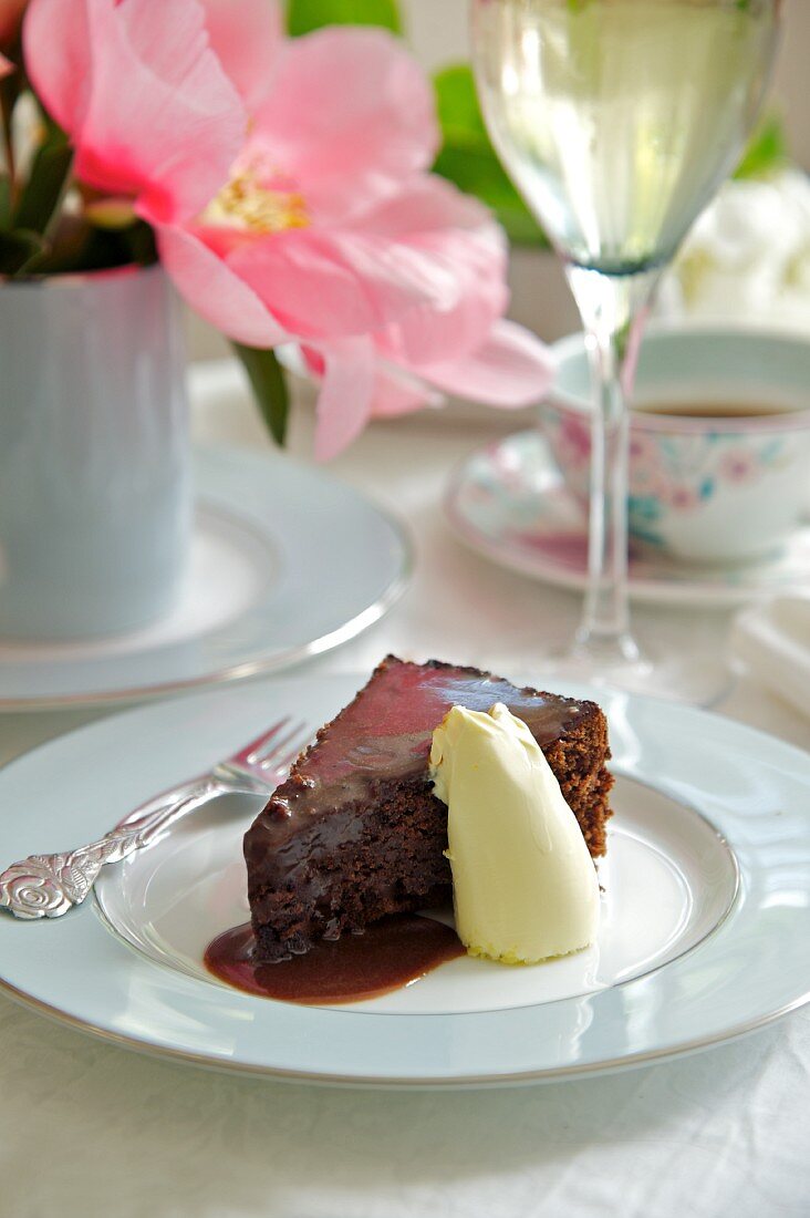 Ein Stück Schokoladen-Rote-Bete-Kuchen