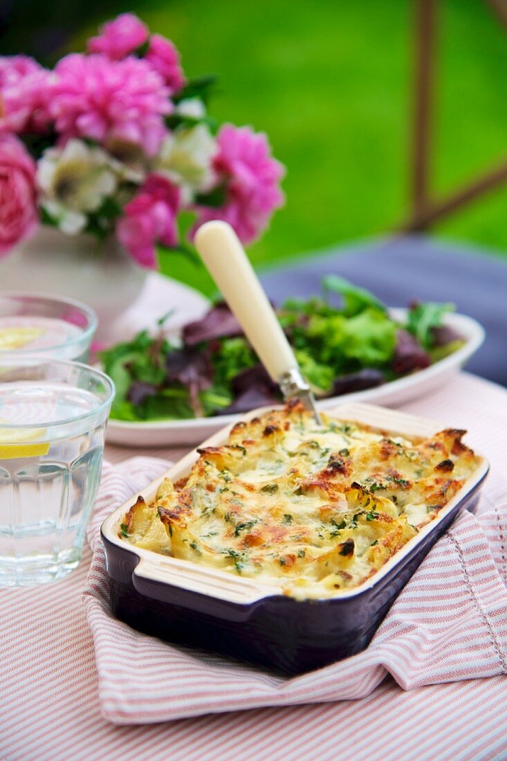 Penne with ham and cheese, baked in the oven
