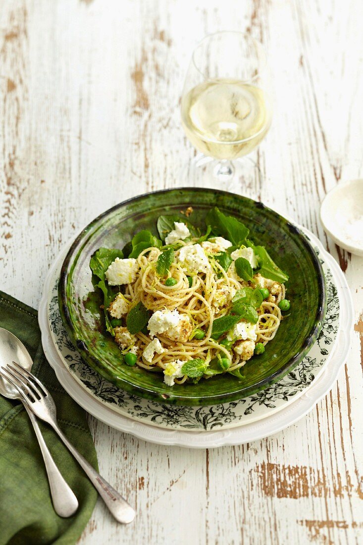 Spaghetti mit Ricotta, Erbsen und Minze