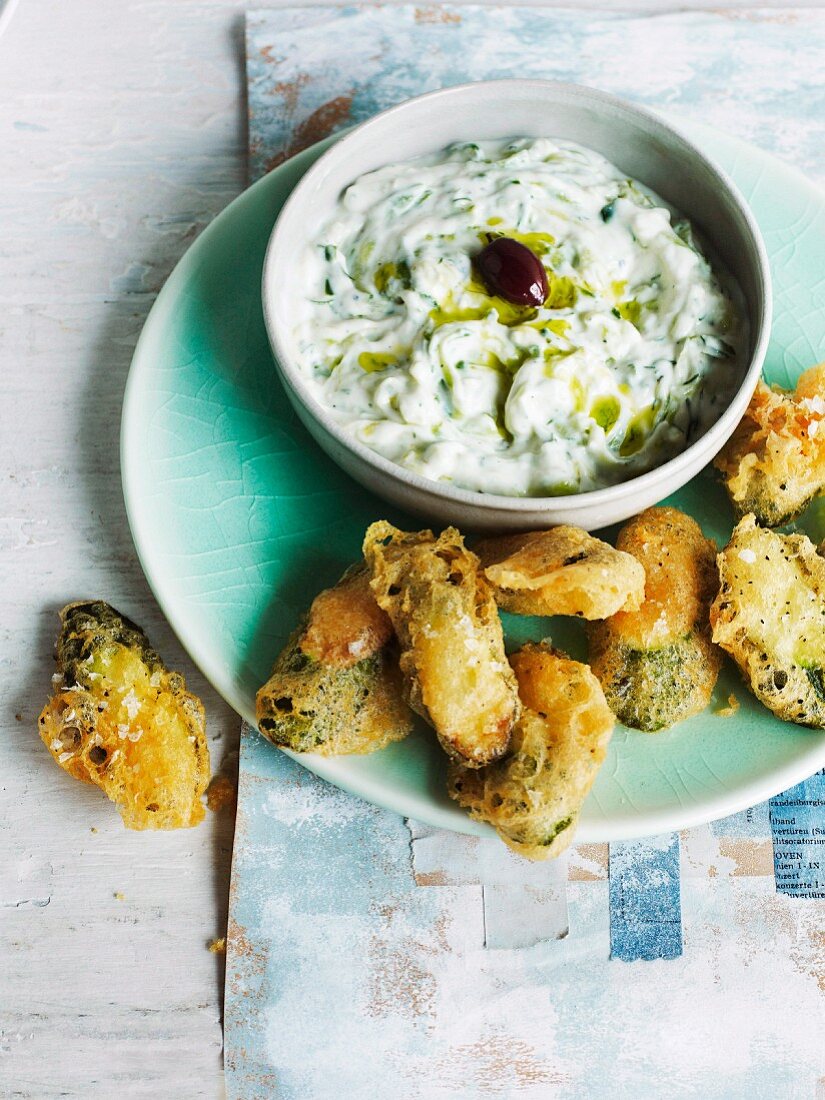 Tzatziki mit Zucchini Krapfen