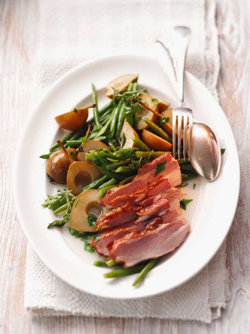 Bacon with pears and green beans