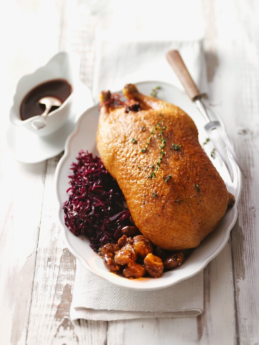 Ente mit Rotkohl und Kastanien