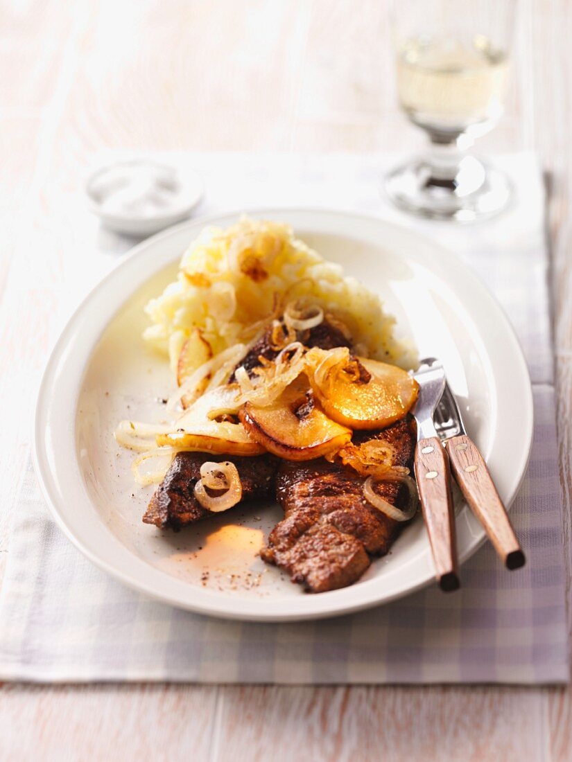 Kalbsleber mit Apfel, Zwiebel und Kartoffelpüree