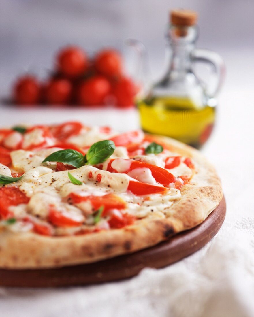 Pizza margherita (Pizza mit Tomaten, Mozzarella, Basilikum)