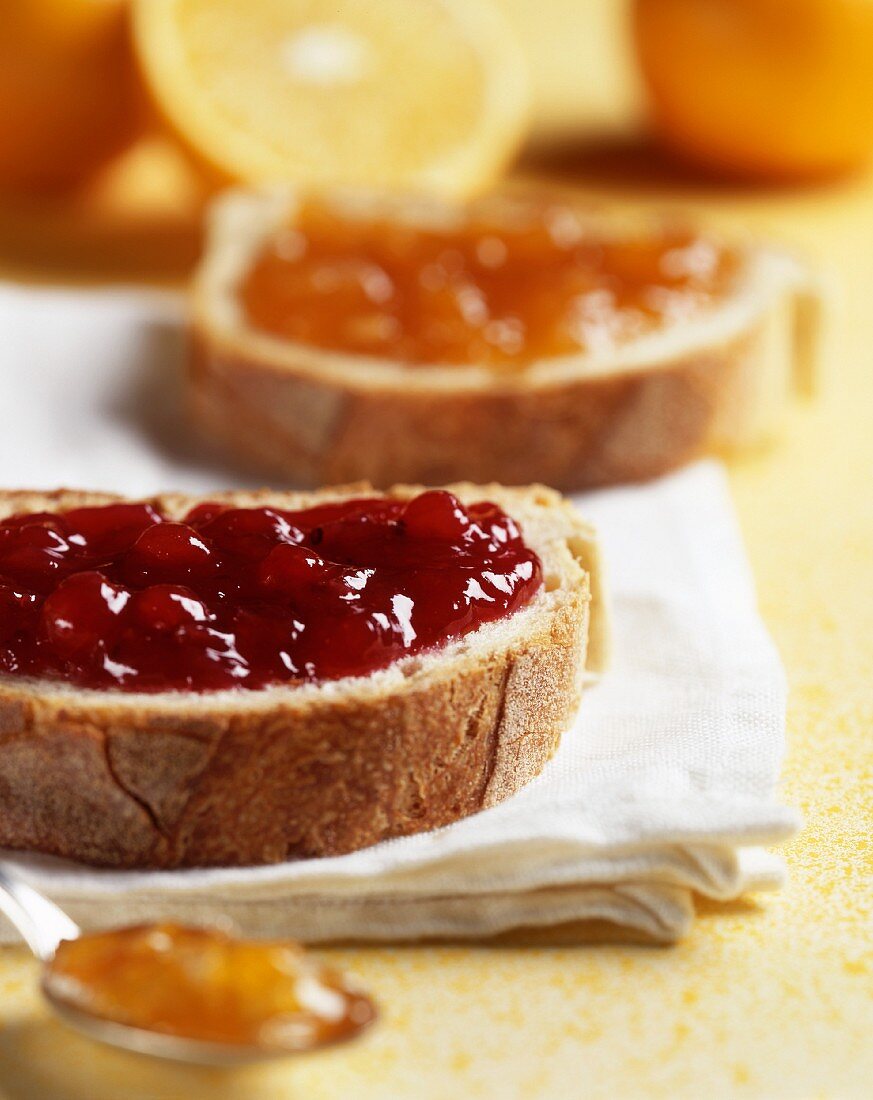 Kirsch- und Orangenmarmelade auf Brot