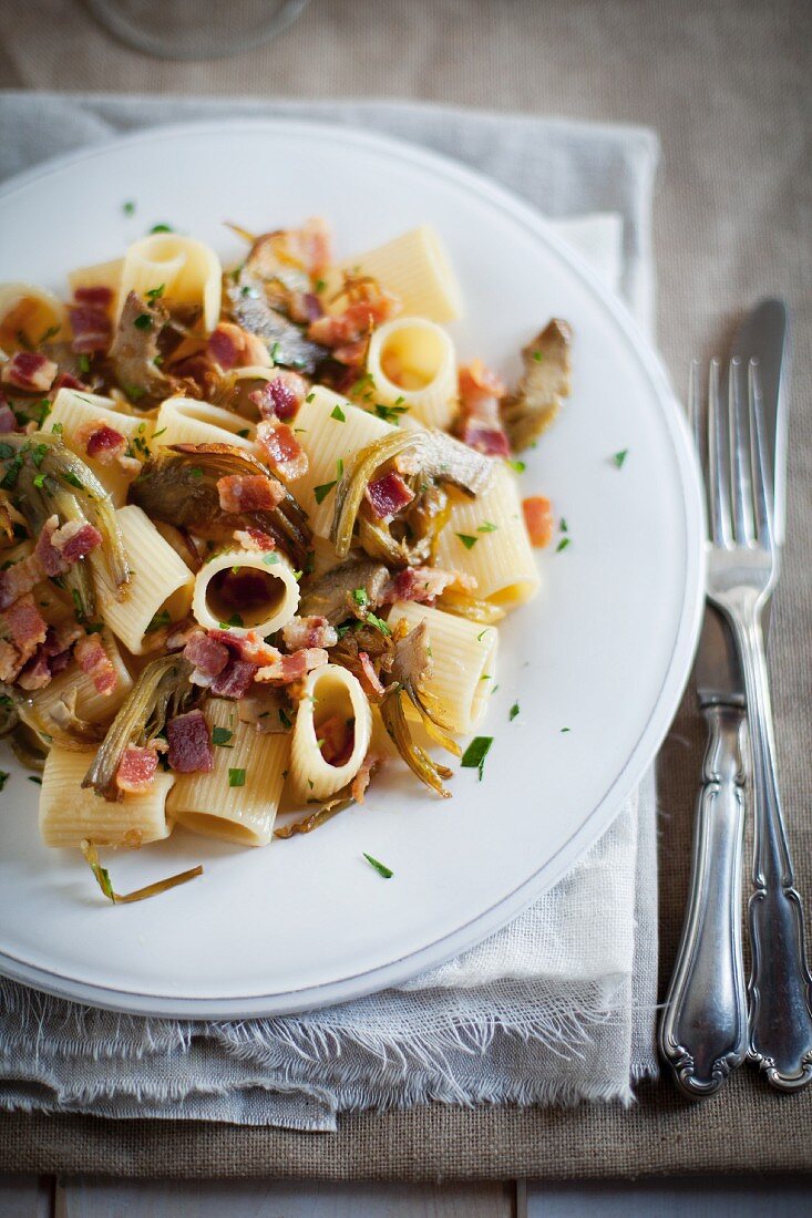 Rigatoni ai carciofi (pasta with artichokes, Italy)