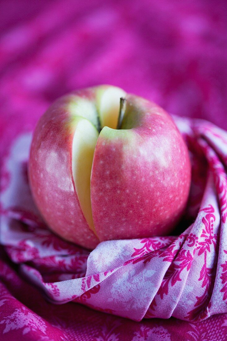 Ein Apfel der Sorte Pink Lady