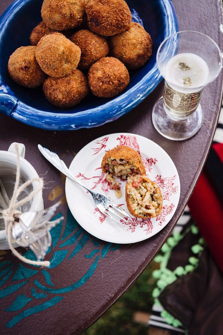 Arancini (frittierte und gefüllte Reisbällchen, Sizilien)