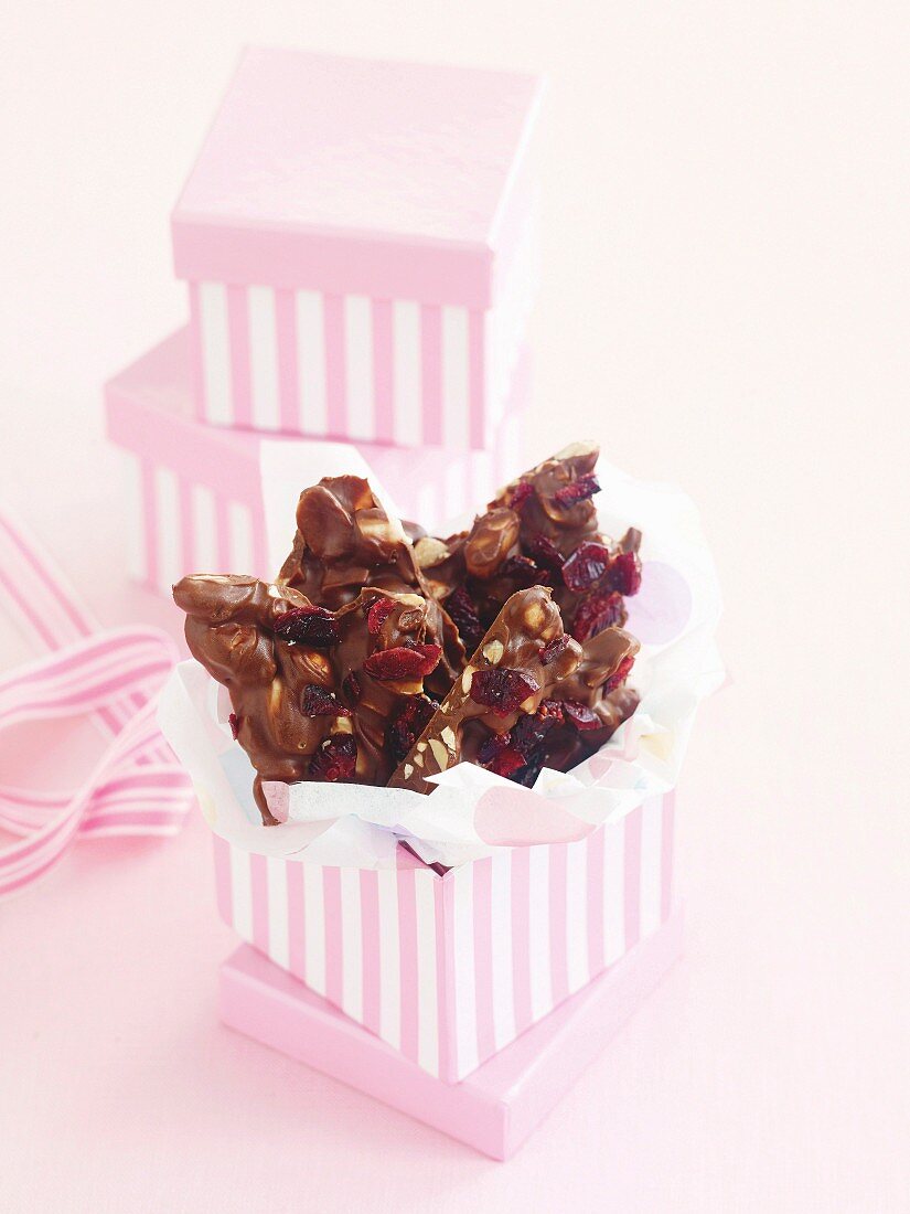 Schokolade mit Cranberries, Mandeln und Erdnüssen als Muttertagsgeschenk