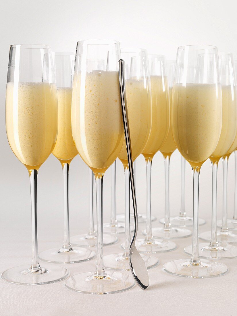 Champagner-Zabaione in Sektgläsern