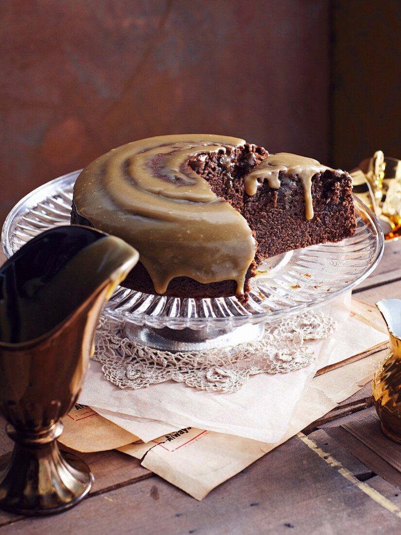 Schokoladenkuchen mit Karamellglasur, angeschnitten