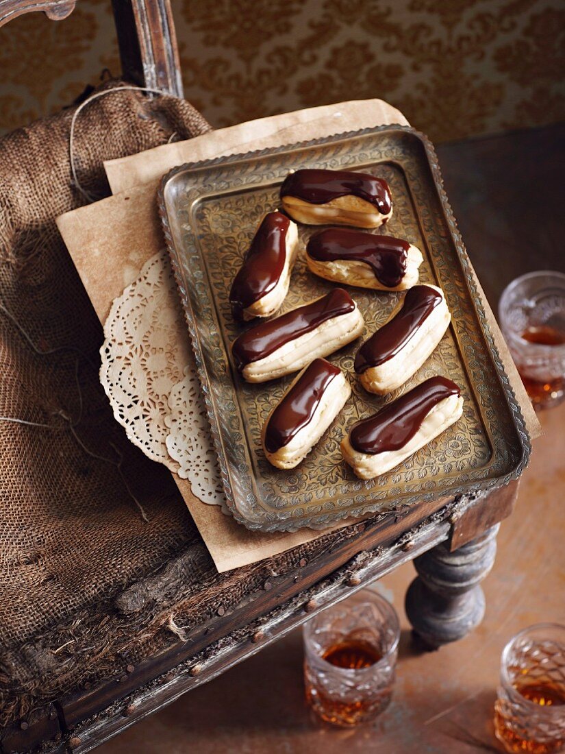 Schokoladen-Karamell-Eclairs auf Vintage-Tablett