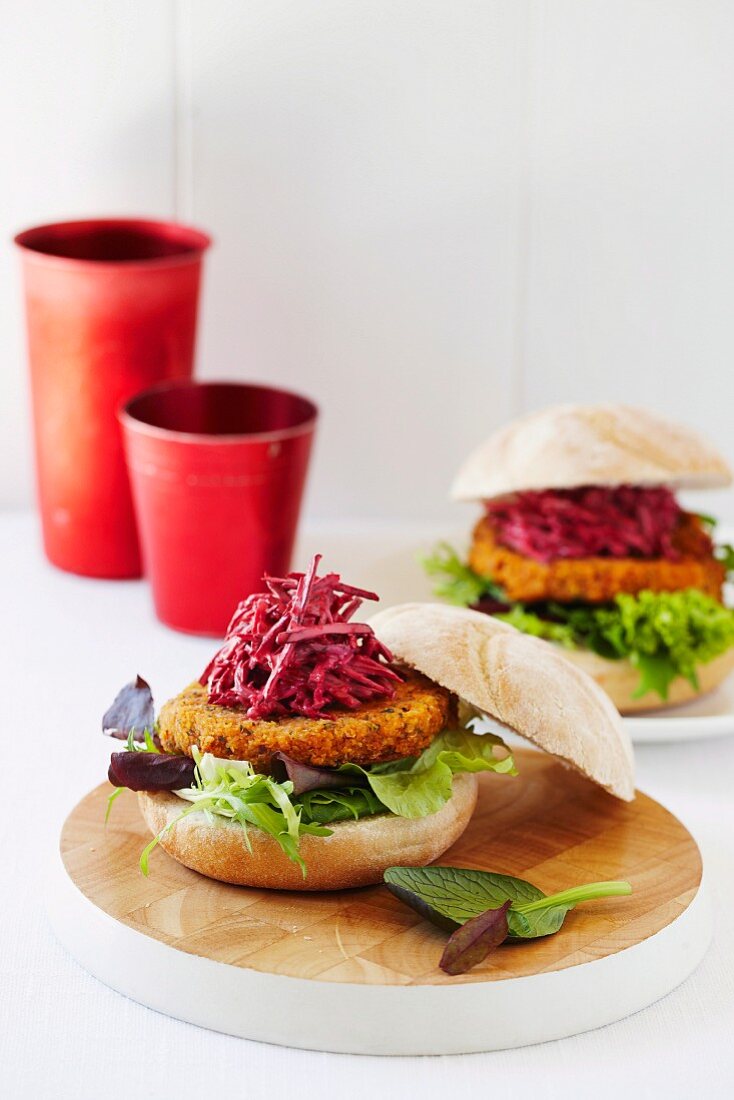 Kichererbsenburger mit Roter Bete und Mayonnaise