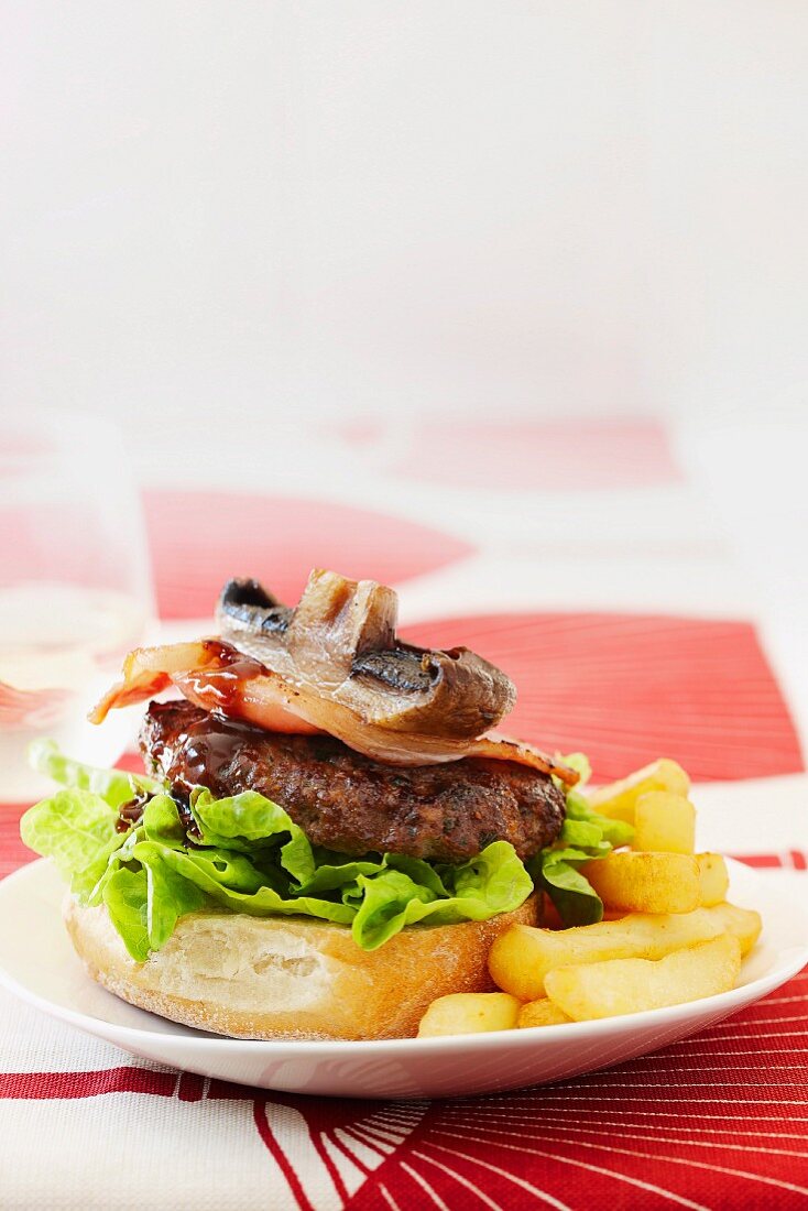 Burger mit gegrilltem Rindfleisch, Pilzen und Bacon