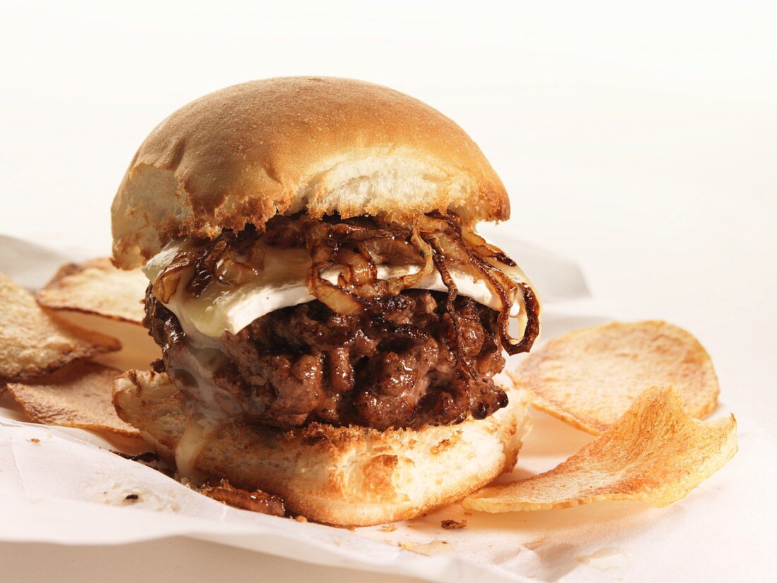 Hamburger mit Brie und Röstzwiebeln, dazu Kartoffelchips