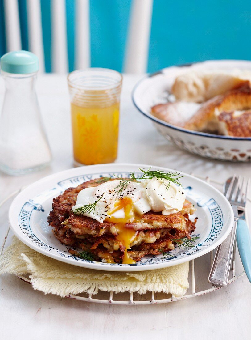 Speck-Kartoffelpuffer mit pochiertem Ei und Sauerrahm