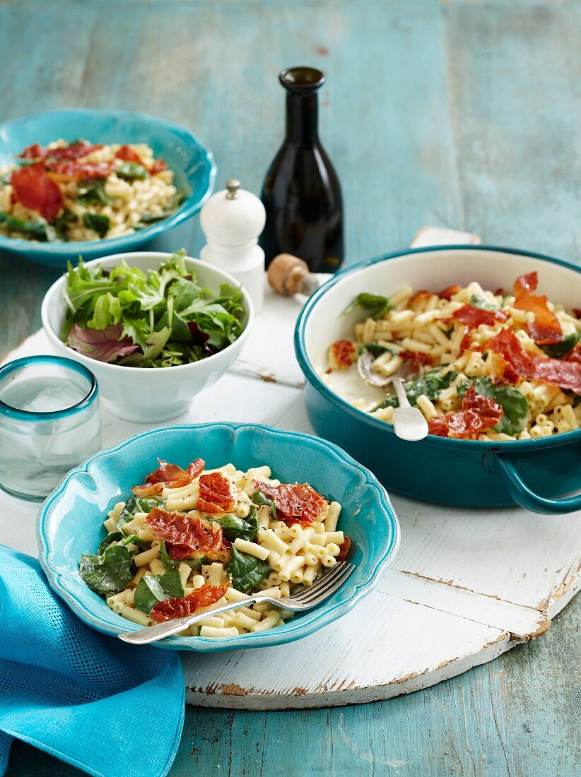 Macaroni with creamy spinach and ham
