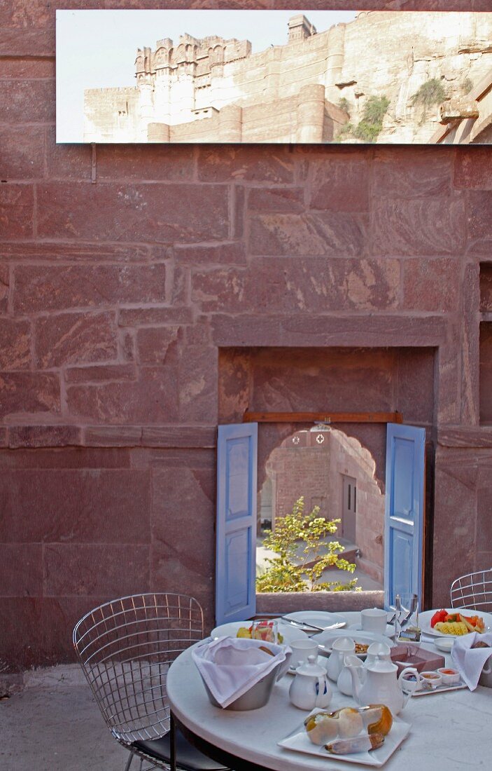 Set table in courtyard of Raas Haveli Hotel, Jodhpur, India