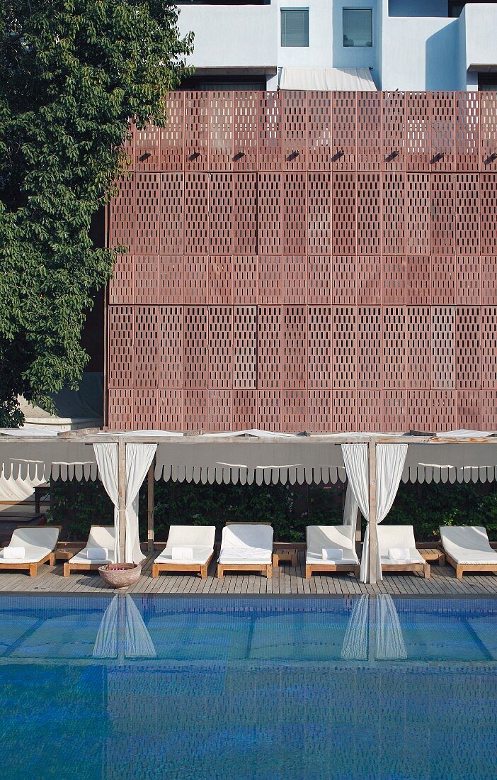 Luxurious swimming pool and loungers in Raas Haveli Hotel, Jodhpur, India