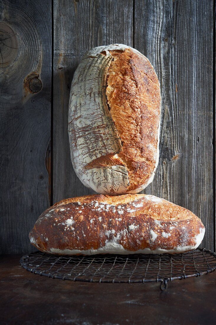 Zwei rustikale Artisan Brote auf Kuchengitter