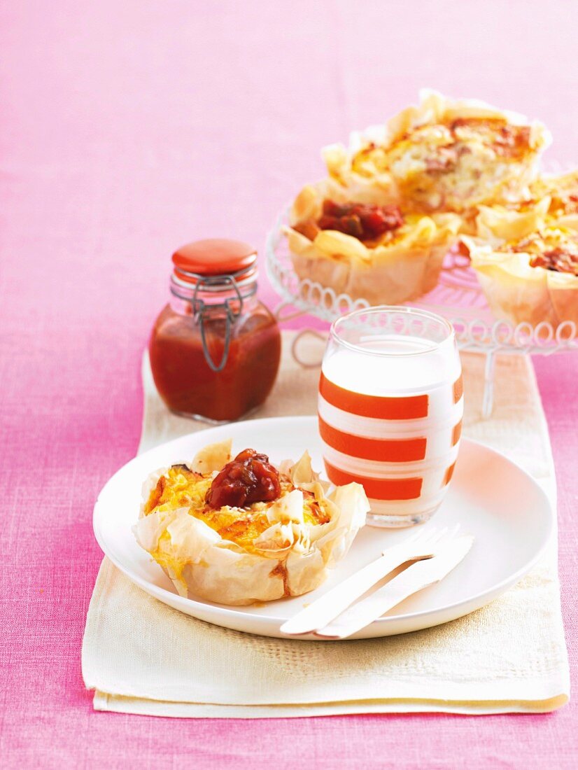 Puff pastry tarts filled with ham and egg