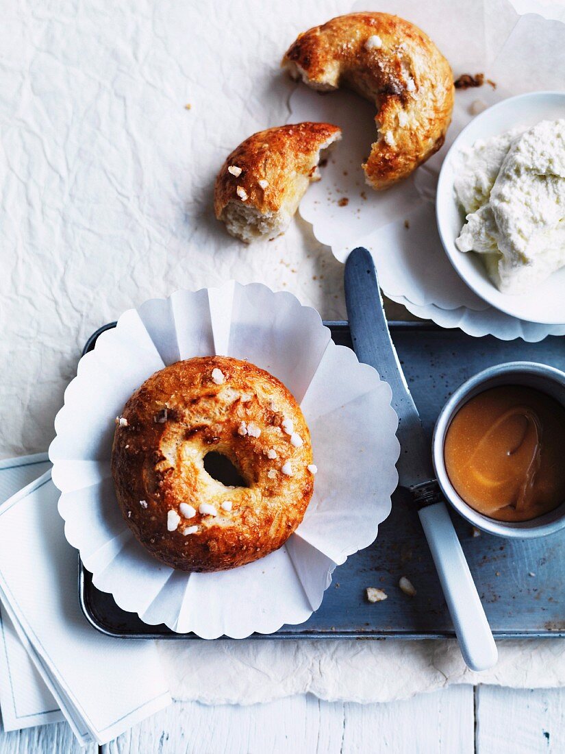 Sweet and salty bagels with ricotta and caramel cream