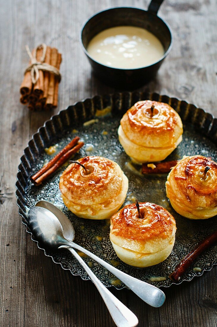 Baked apples with cinnamon and vanilla sauce