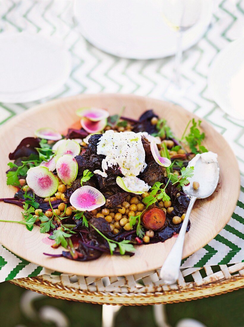 Beetroot salad with chickpeas and goat's cheese