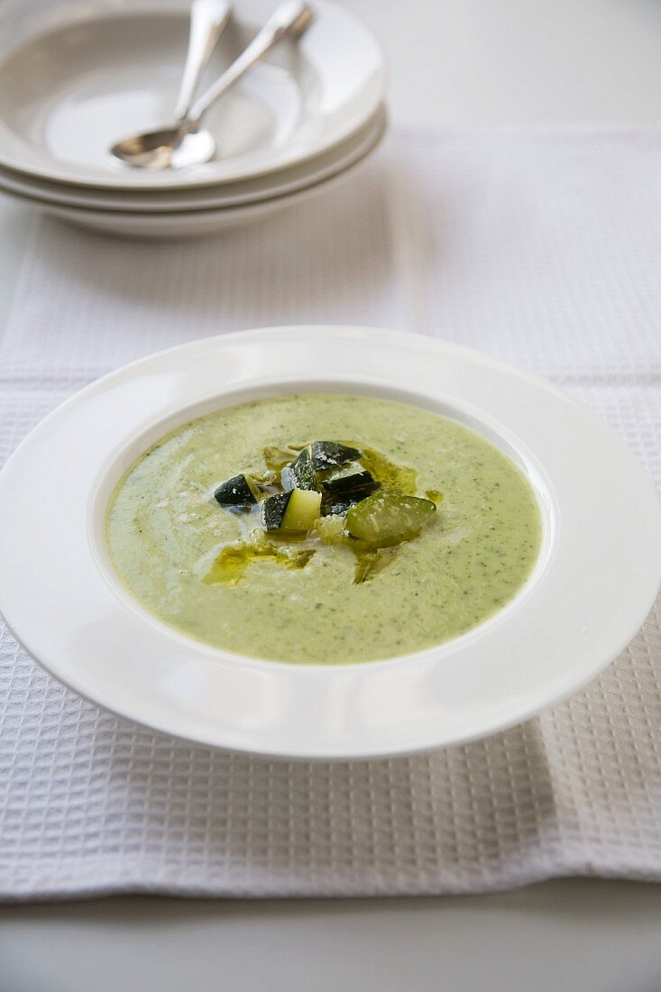 Zucchini-Parmesan-Suppe in Suppenteller