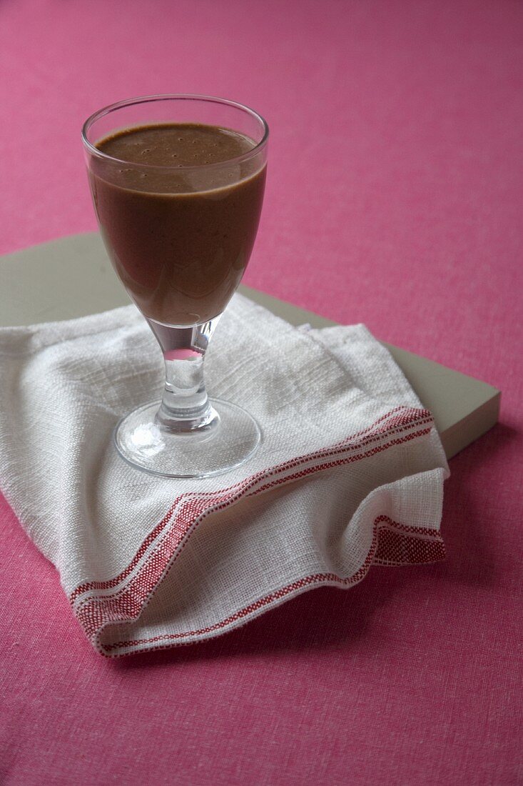 Schokoladen-Smoothie in einem Glas