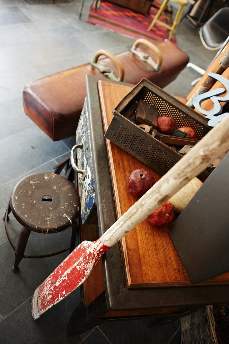 Ausgefallene Möbelstücke und alte Sportgeräte; in einem rostigen Behälter getrocknete Granatäpfel