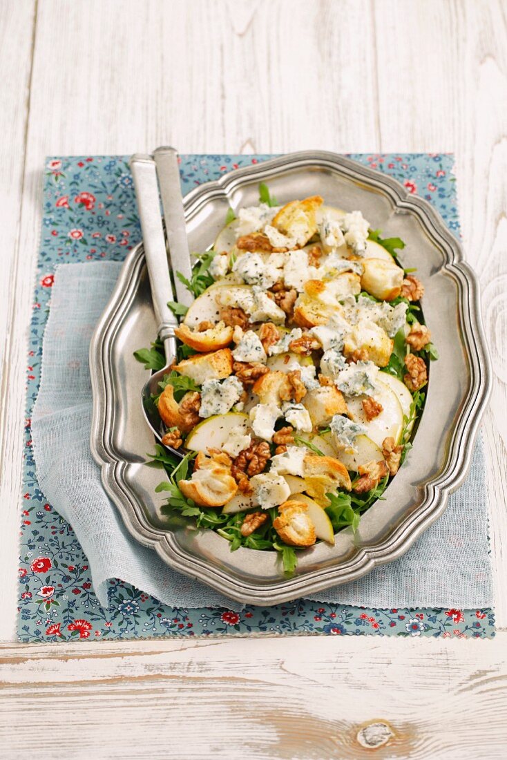 Birnensalat mit Rucola, Gorgonzola und gerösteten Walnüssen