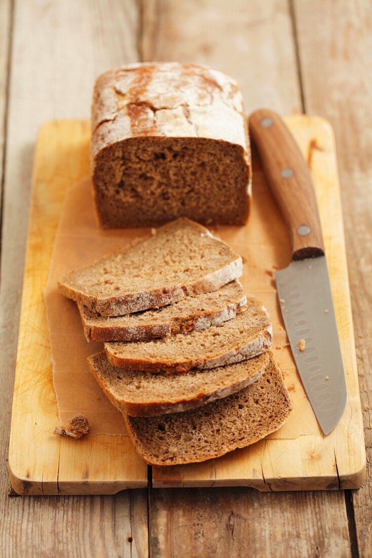 Vollkornbrot, angeschnitten, auf Schneidebrett