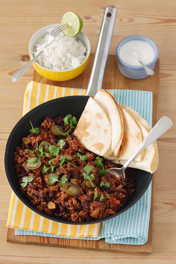 Chilli con carne with tortillas and rice