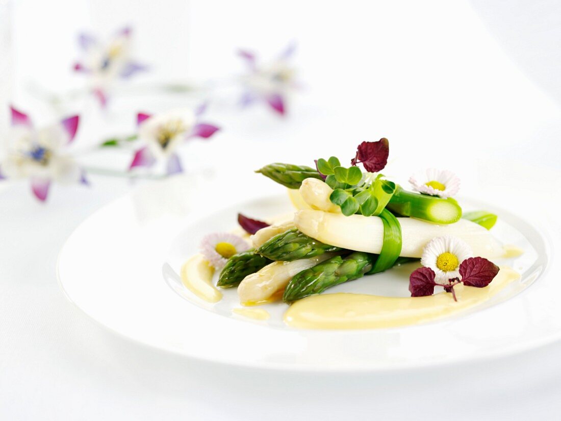 Asparagus with hollandaise sauce