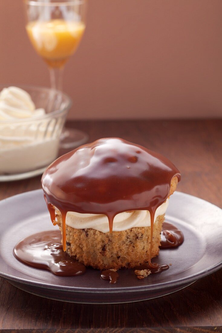 Muffin mit Cremefüllung und Nougatglasur