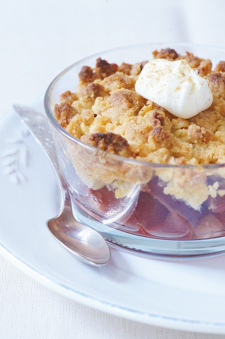 Pfirsichcrumble mit Creme Fraiche und geriebener Tonkabohne