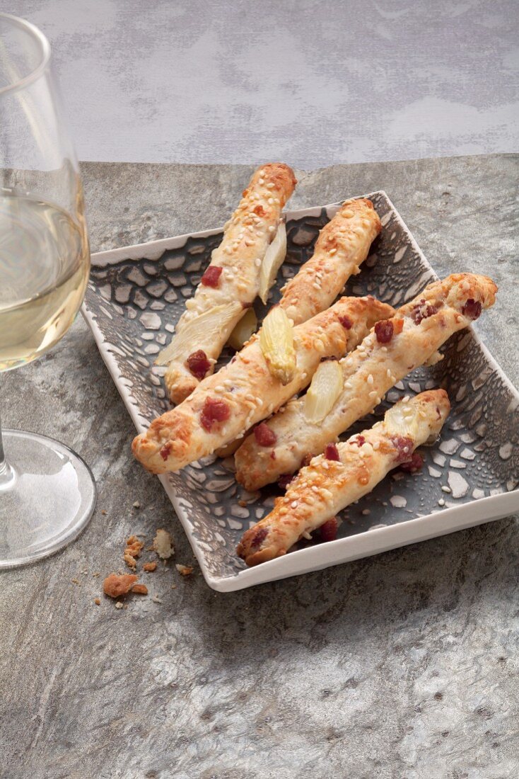 Breadsticks with cheese, ham and asparagus
