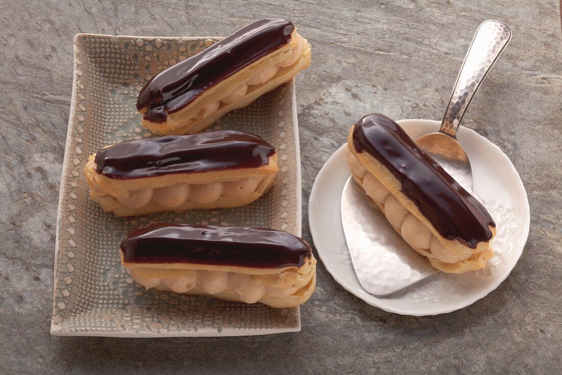 Eclairs mit Karamellcreme-Füllung