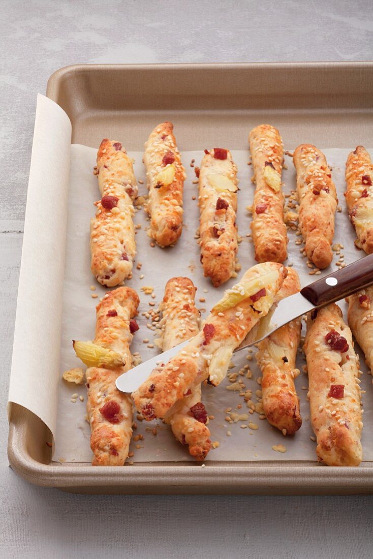 Cheese straws with ham and asparagus