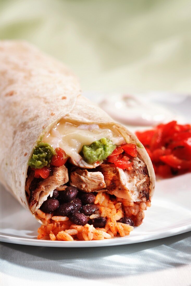 Burrito mit Hähnchen, Reis, Bohnen, Käse … – Bilder kaufen – 11148608 ...