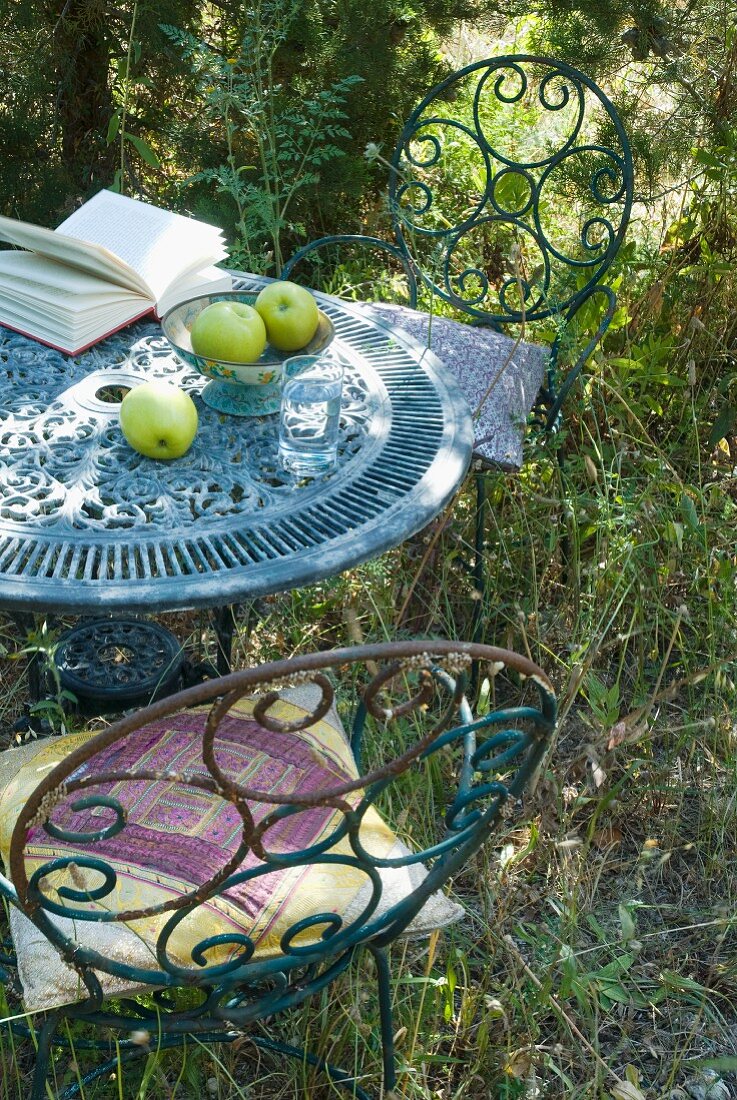 Vintage Gartentisch und Stühle aus rostigem Metall