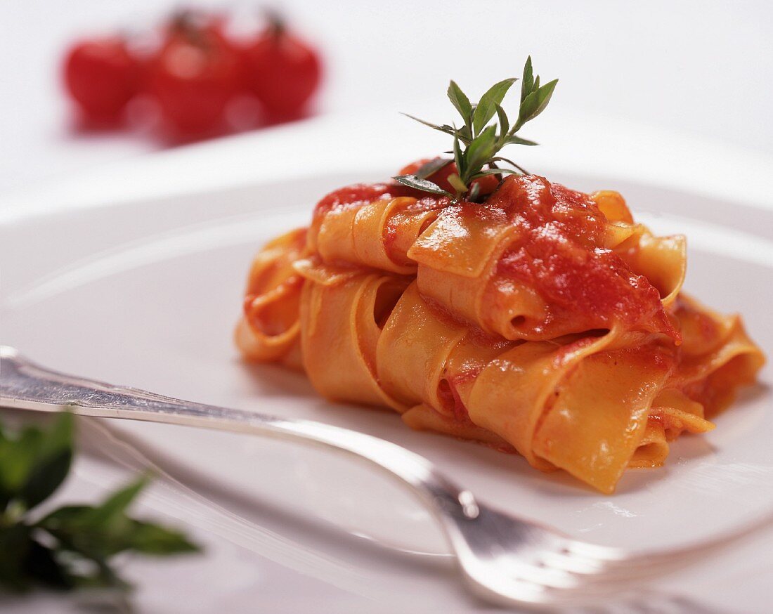 Tagliatelle al pomodoro (Bandnudeln mit Tomatensauce)